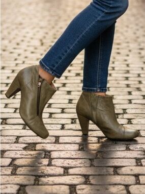 Miz Mooz Olive Green Distressed Leather Ankle Heeled Boots Side Zipper Sz 8.5